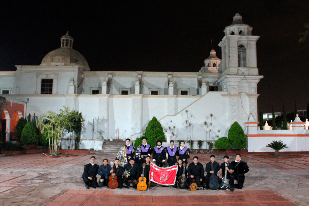 Integrantes de la Tuna UPSJB junto a los miembros de la Tuna Ica