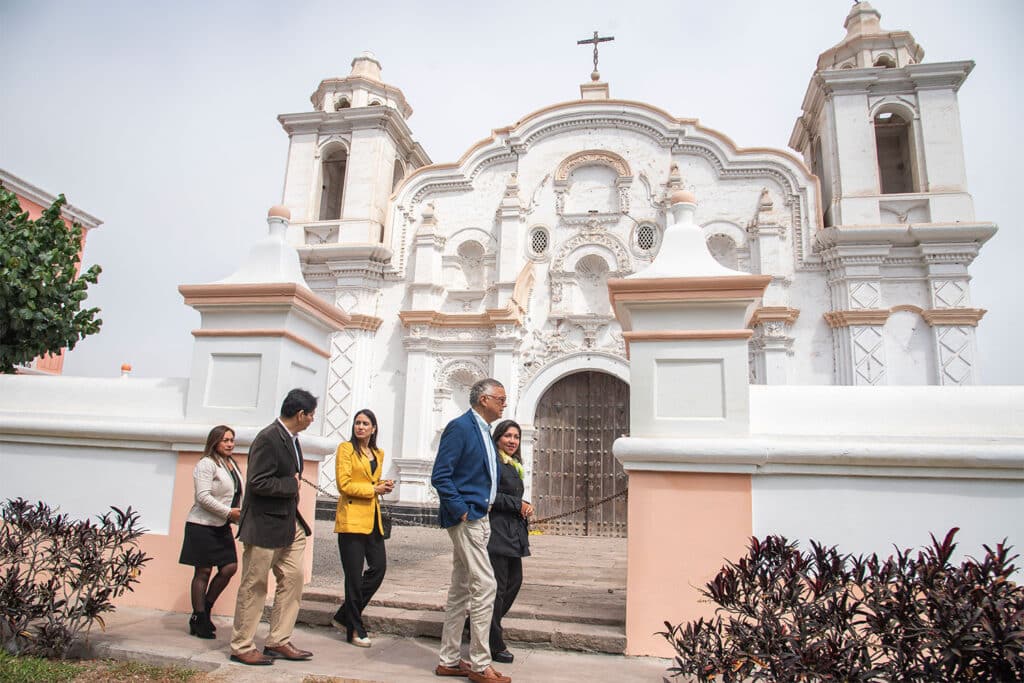 Autoridades realizando un recorrido por el campus Chorrillos de la UPSJB.