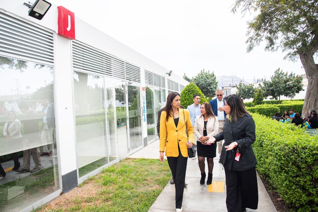 Autoridades realizando un recorrido por el campus Chorrillos de la UPSJB.