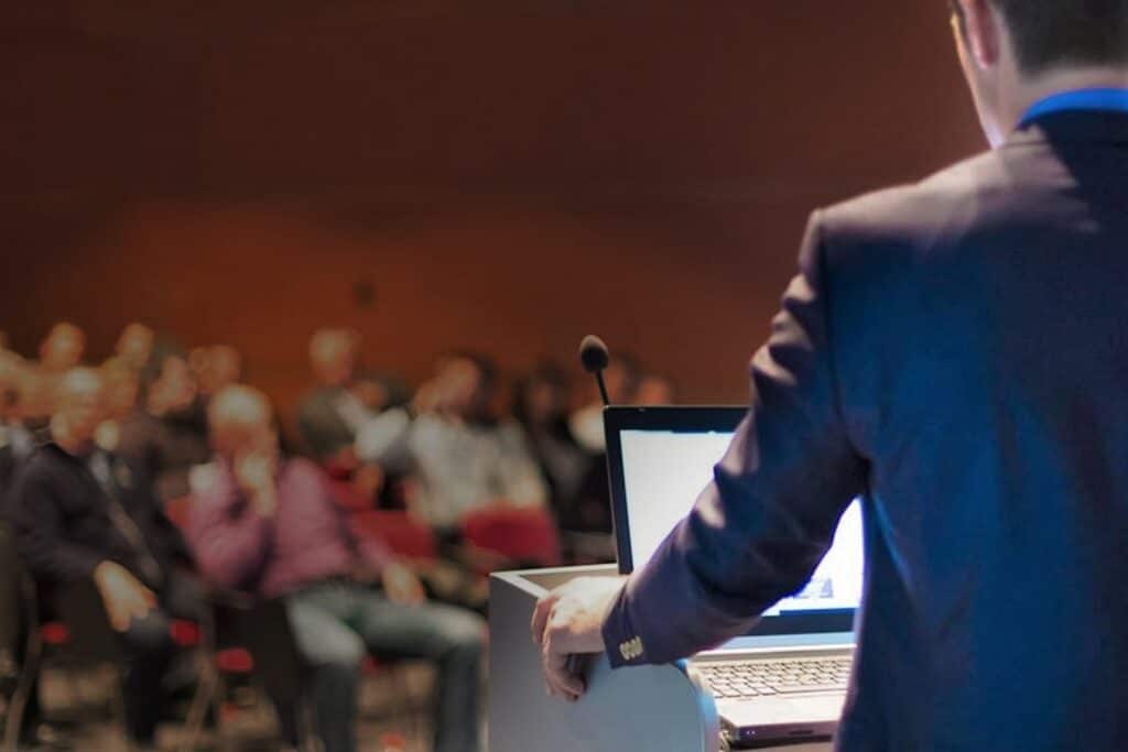 Docente de Enfermería en Seminario en Colombia